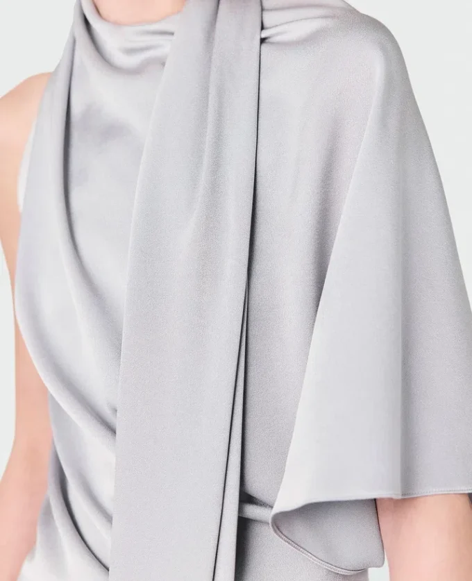 Top asimmetrico con collo annodato Top asimmetrico con collo annodato