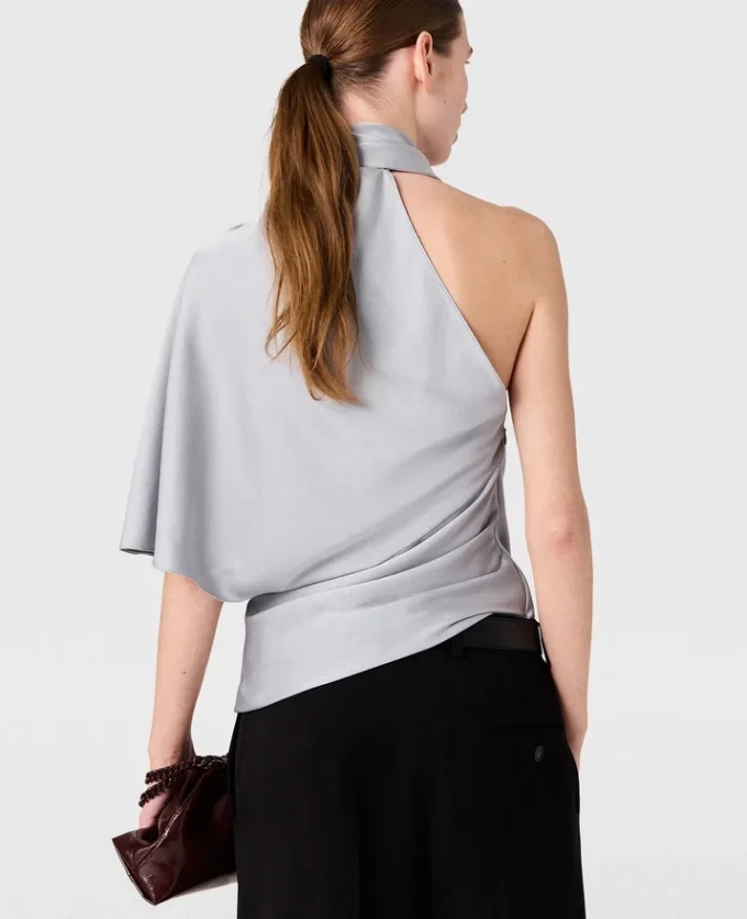 Top asimmetrico con collo annodato Top asimmetrico con collo annodato