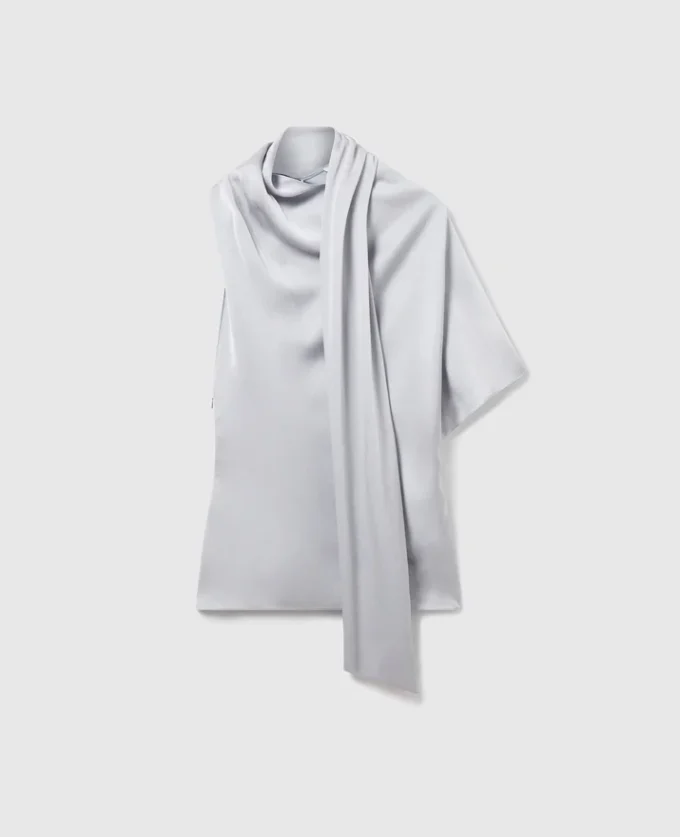 Top asimmetrico con collo annodato Top asimmetrico con collo annodato
