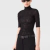 Top con collo alto e maniche a 3/4 in pizzo Top con collo alto e maniche a 3/4 in pizzo
