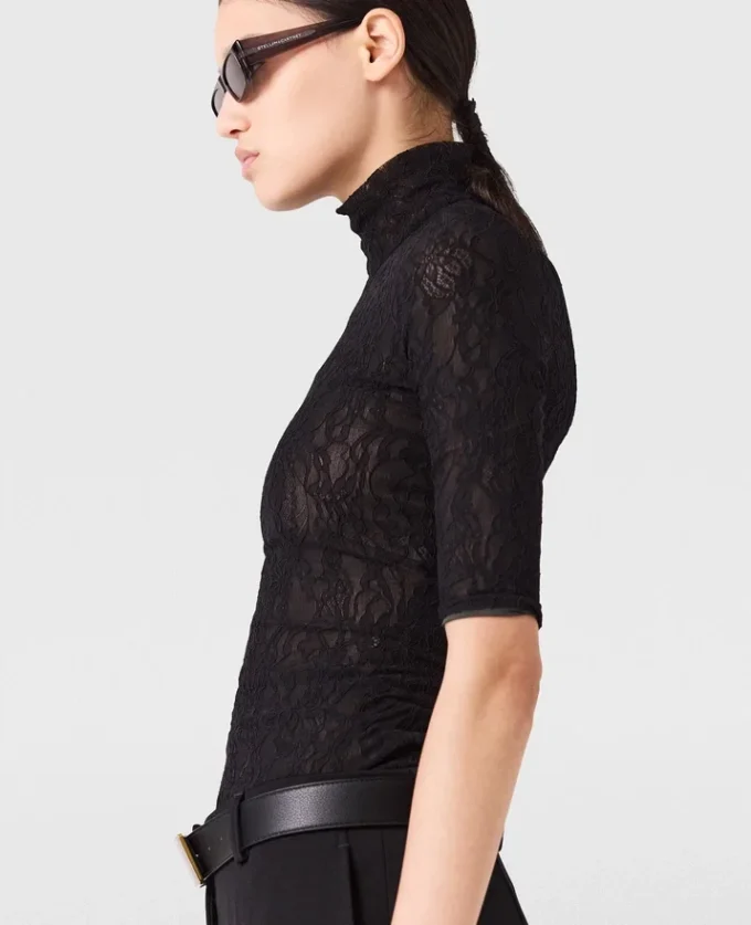 Top con collo alto e maniche a 3/4 in pizzo Top con collo alto e maniche a 3/4 in pizzo