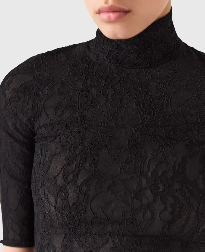 Top con collo alto e maniche a 3/4 in pizzo Top con collo alto e maniche a 3/4 in pizzo