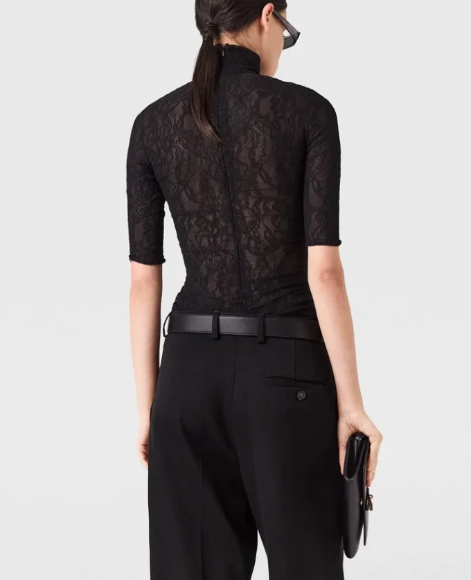 Top con collo alto e maniche a 3/4 in pizzo Top con collo alto e maniche a 3/4 in pizzo