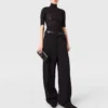Top con collo alto e maniche a 3/4 in pizzo Top con collo alto e maniche a 3/4 in pizzo