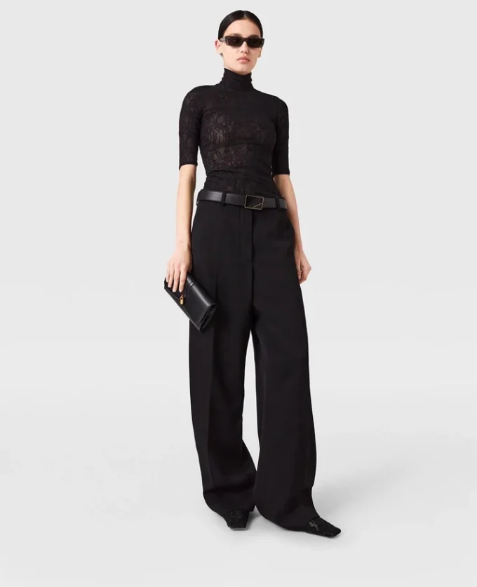 Top con collo alto e maniche a 3/4 in pizzo Top con collo alto e maniche a 3/4 in pizzo