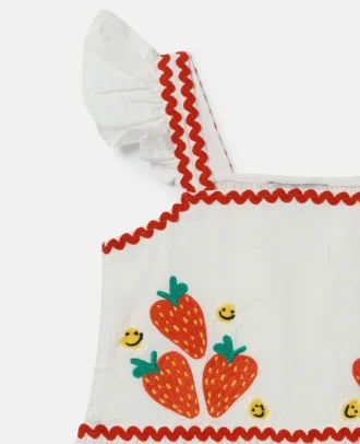 Top con maniche ad aletta ricamate con fragole