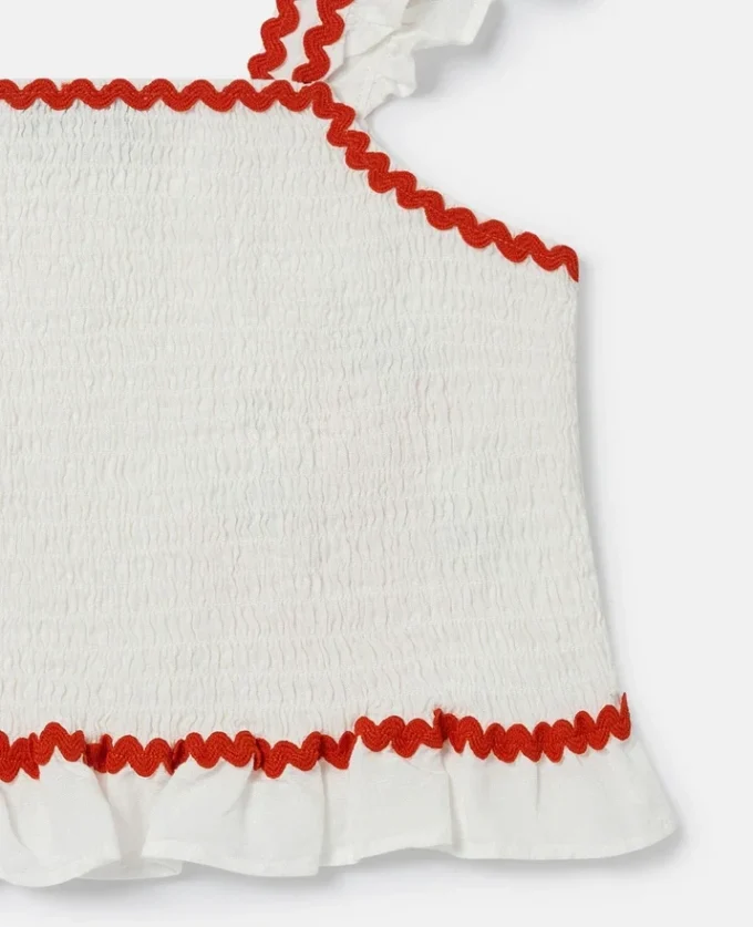 Top con maniche ad aletta ricamate con fragole Top con maniche ad aletta ricamate con fragole