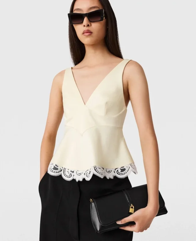 Top con scollo a V e bordi in pizzo Top con scollo a V e bordi in pizzo