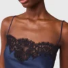 Top in raso con bordi in pizzo Top in raso con bordi in pizzo