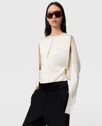Top in raso con maniche a mantella e cut-out