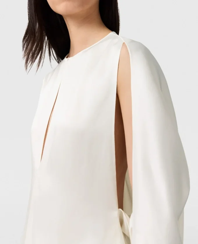 Top in raso con maniche a mantella e cut-out Top in raso con maniche a mantella e cut-out