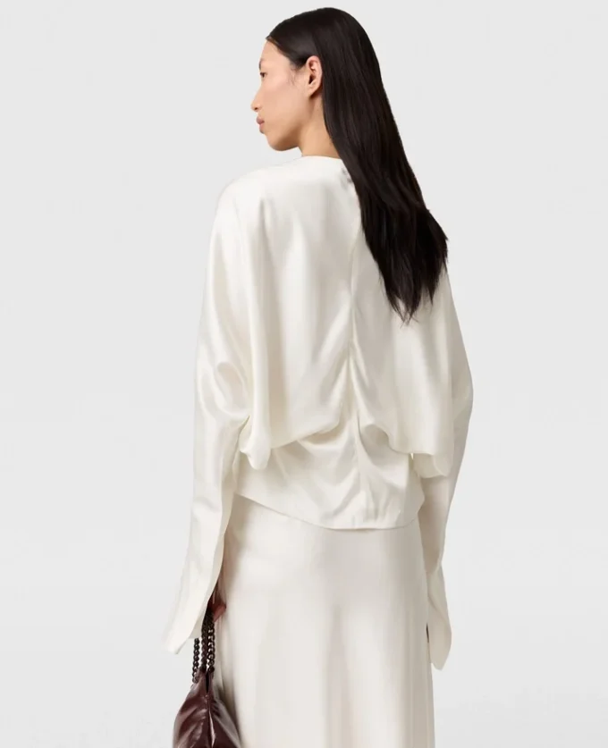 Top in raso con maniche a mantella e cut-out Top in raso con maniche a mantella e cut-out