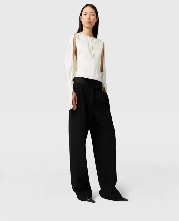 Top in raso con maniche a mantella e cut-out Top in raso con maniche a mantella e cut-out