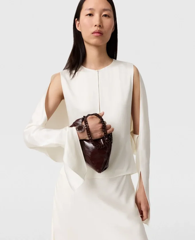 Top in raso con maniche a mantella e cut-out Top in raso con maniche a mantella e cut-out