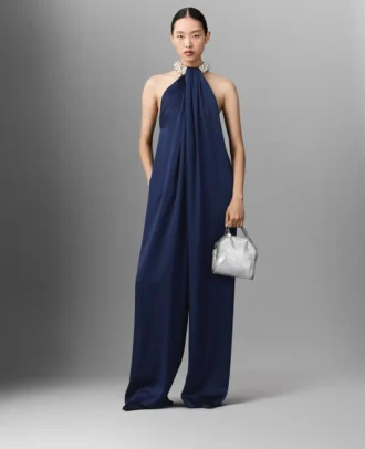 Tuta con scollo all’americana in raso